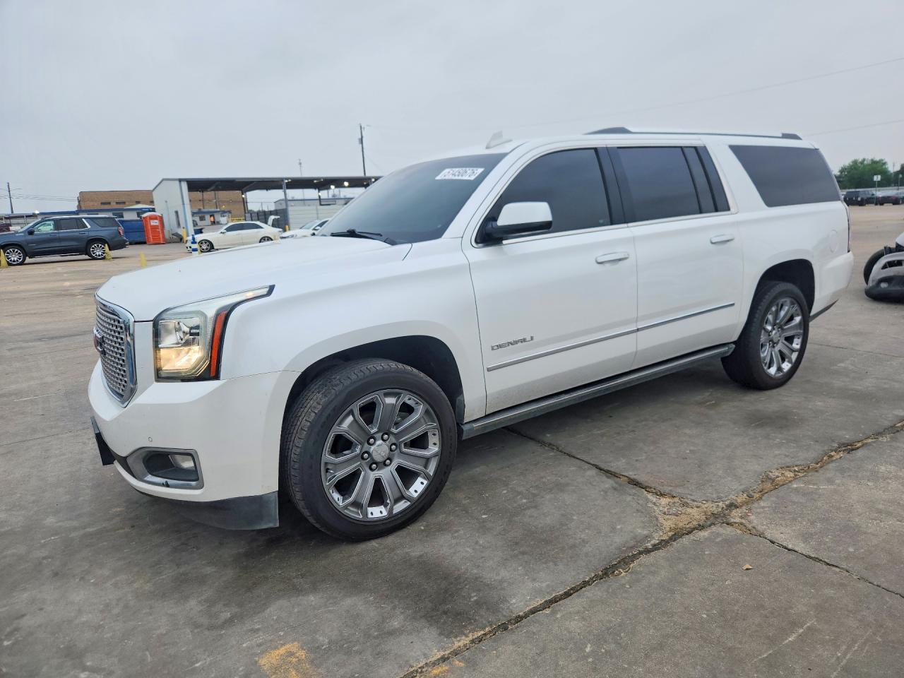 2016 GMC Yukon XL Denali, VIN 1GKS1HKJ4GR413026 — Front end