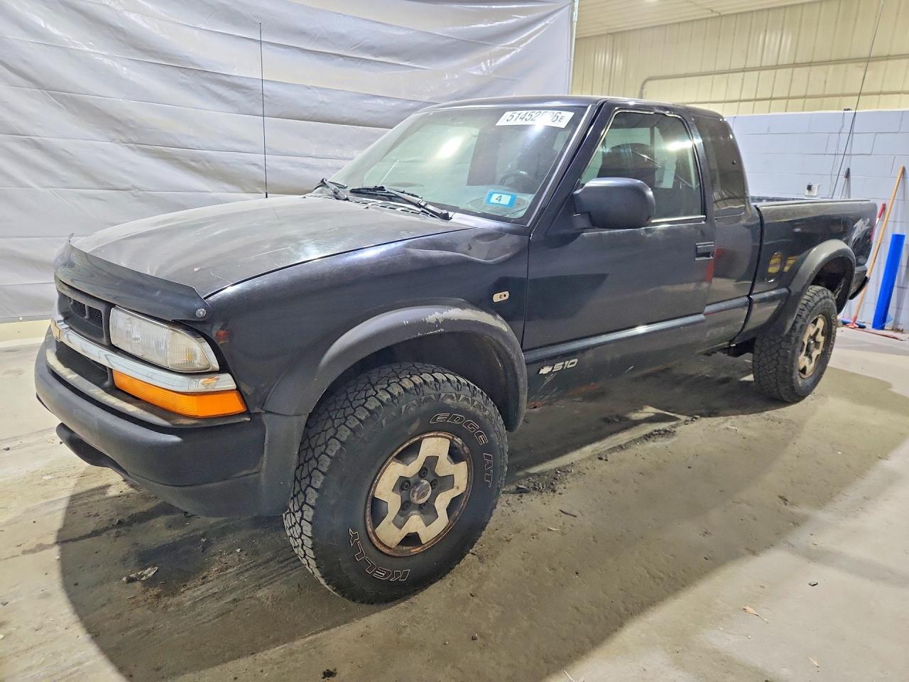 2000 Chevrolet S-10 LS ZR2, VIN 1GCCT19W8Y8304966 — Front end