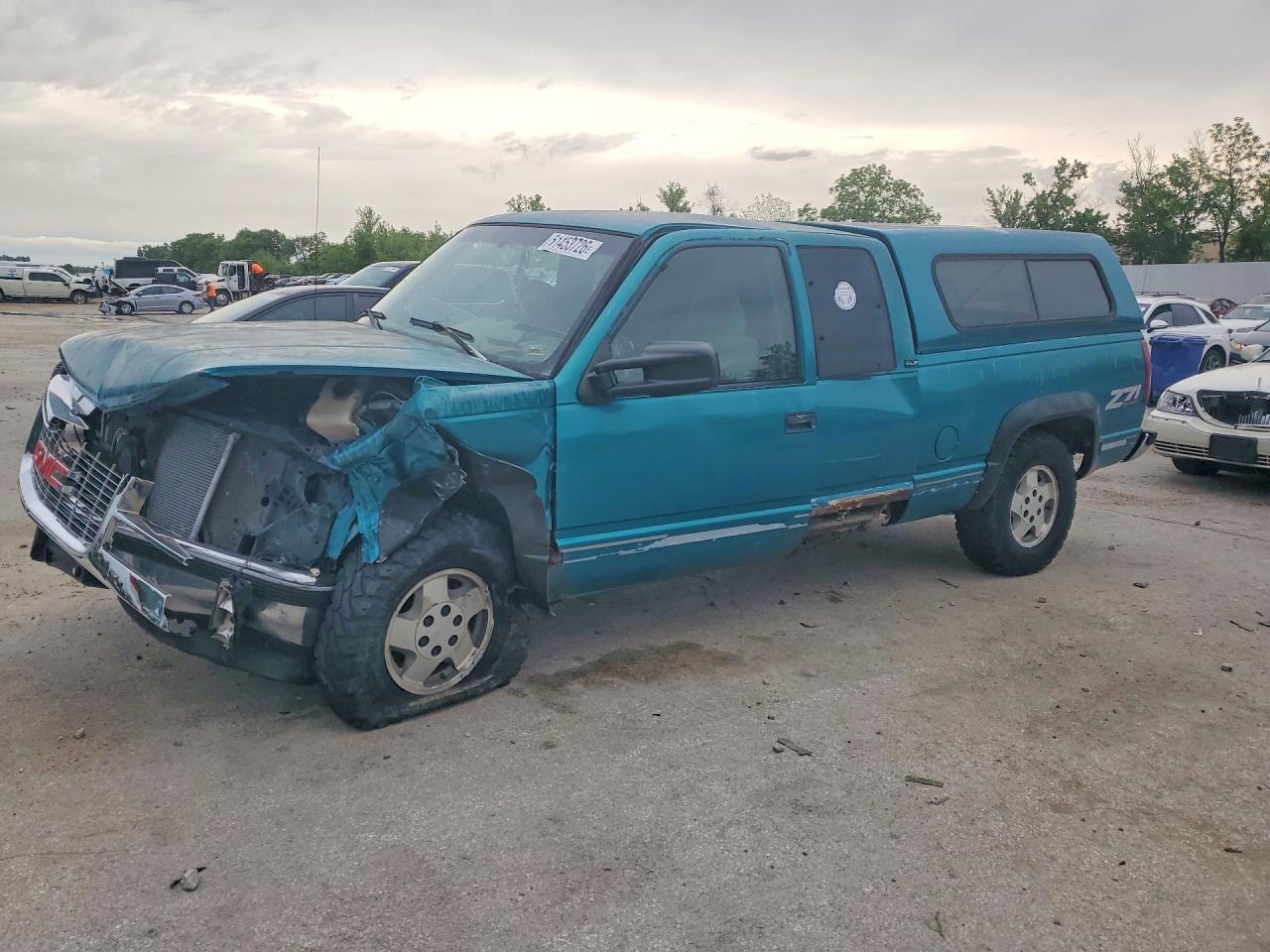 1995 GMC Sierra 1500, VIN 2GTEK19K3S1580989 — Front end