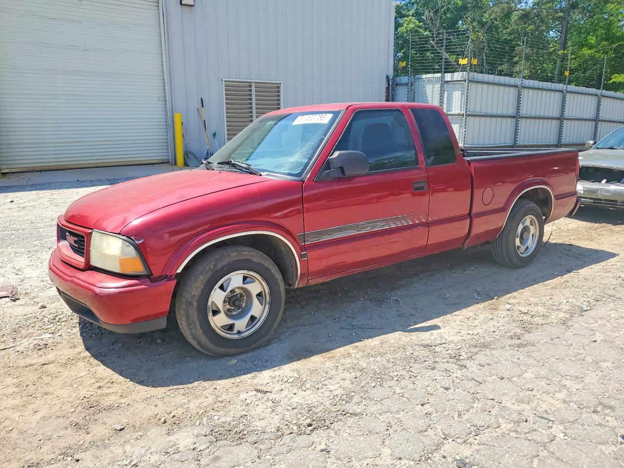 2001 GMC Sonoma SLS 1SG, VIN 1GTCS19W718226995 — Front end