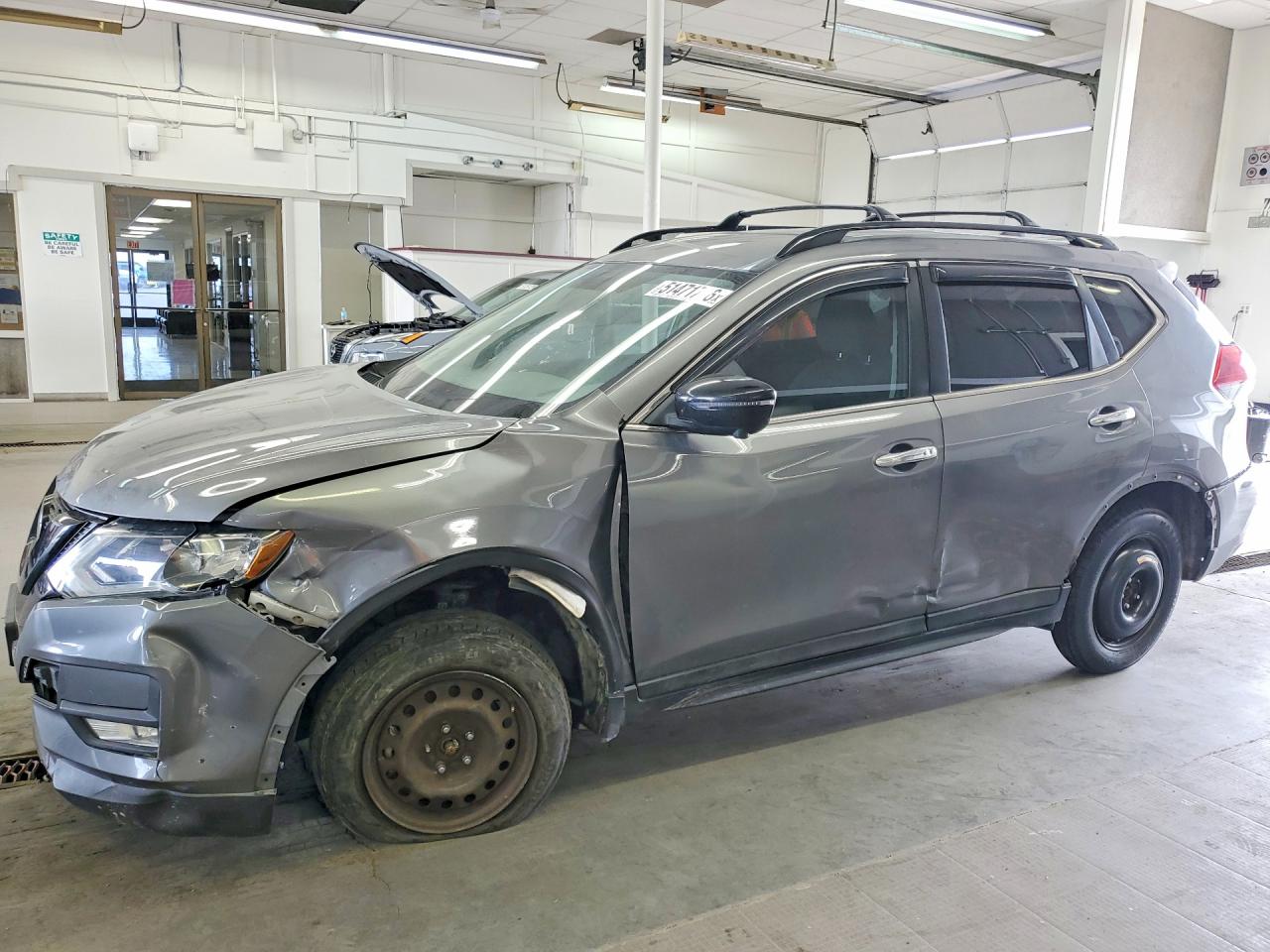 2018 Nissan Rogue SV, VIN 5N1AT2MV9JC760341 — Перед