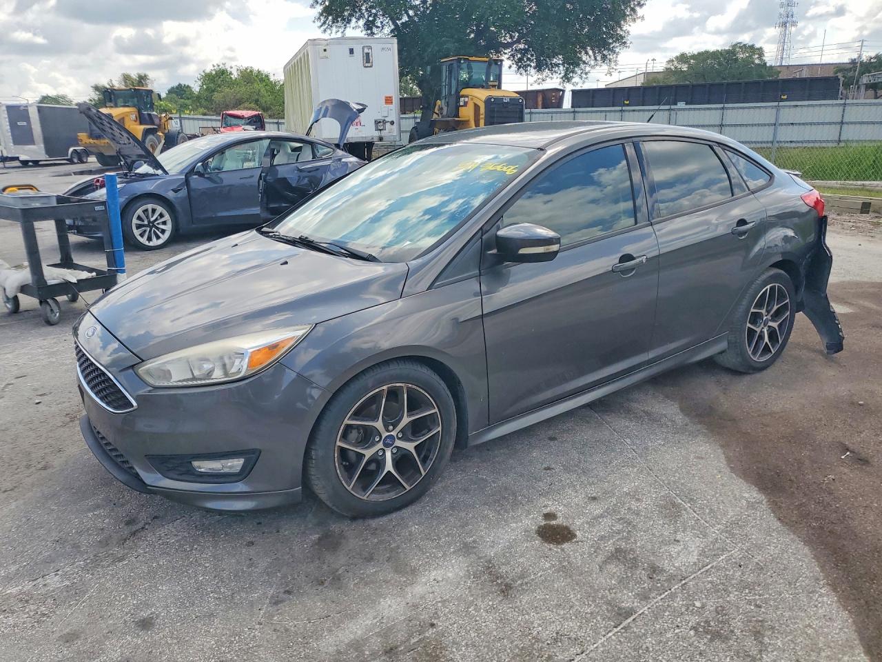 2015 Ford Focus SE, VIN 1FADP3F22FL385307 — Rear end