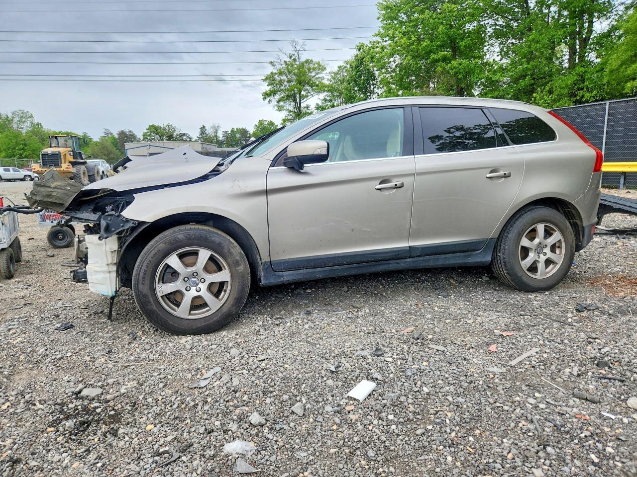 2011 Volvo XC60 3.2L, VIN YV4940DZ2B2165041 — Front end
