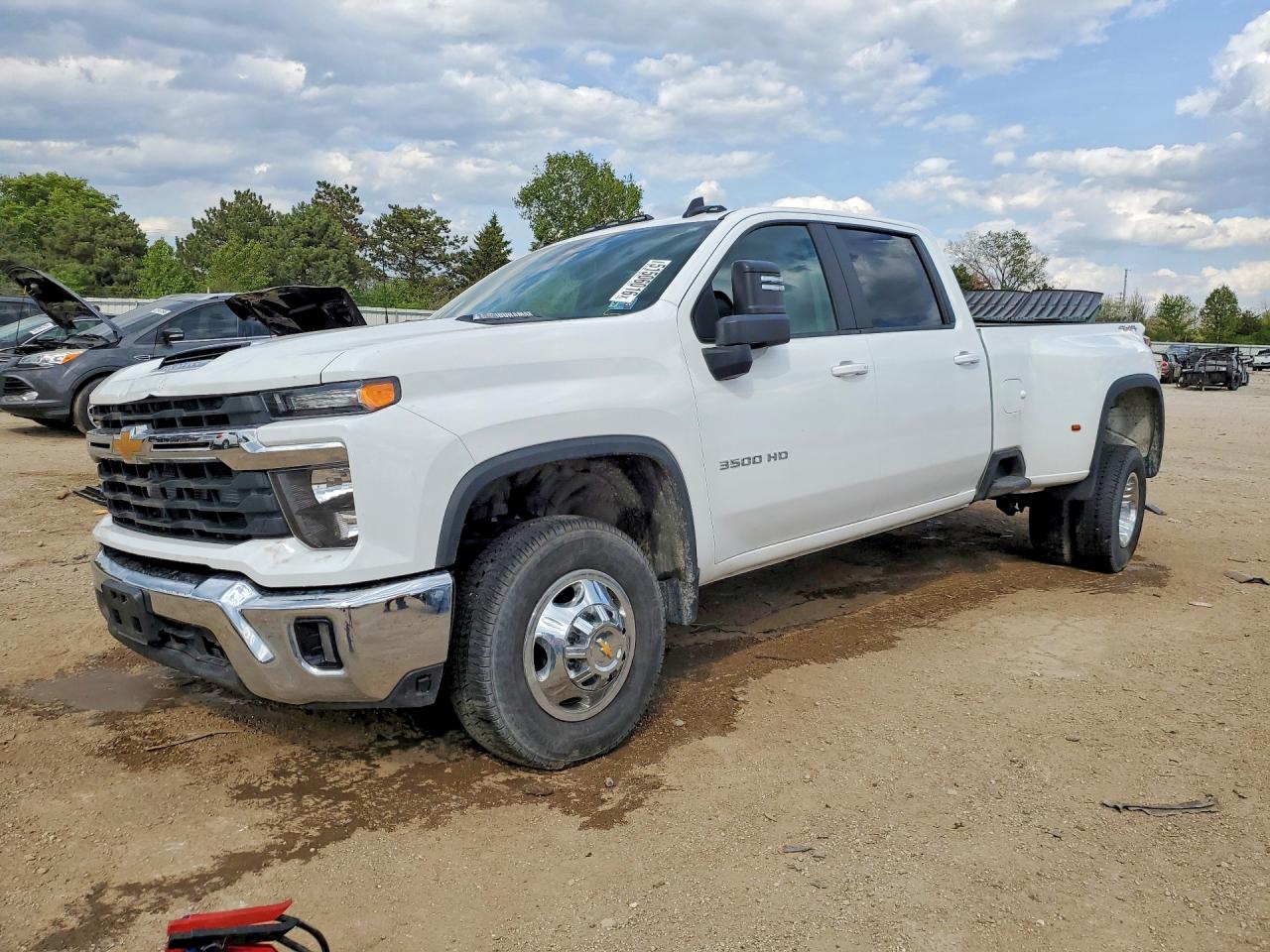 2025 Chevrolet Silverado 3500HD LT, VIN 1GC4KTEY6SF227978 — Side
