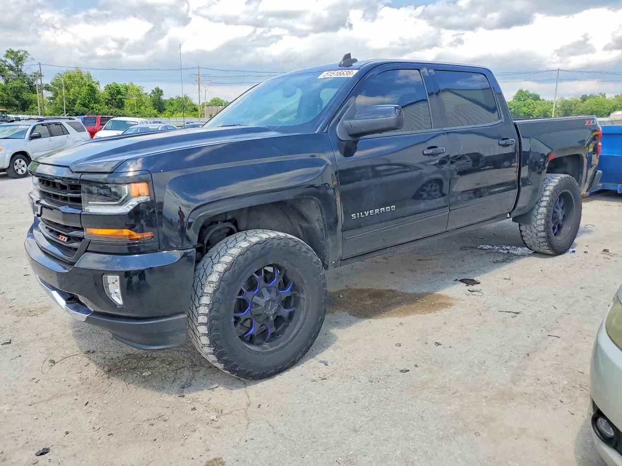 2018 Chevrolet Silverado 1500 LT, VIN 3GCUKREC0JG366685 — Side
