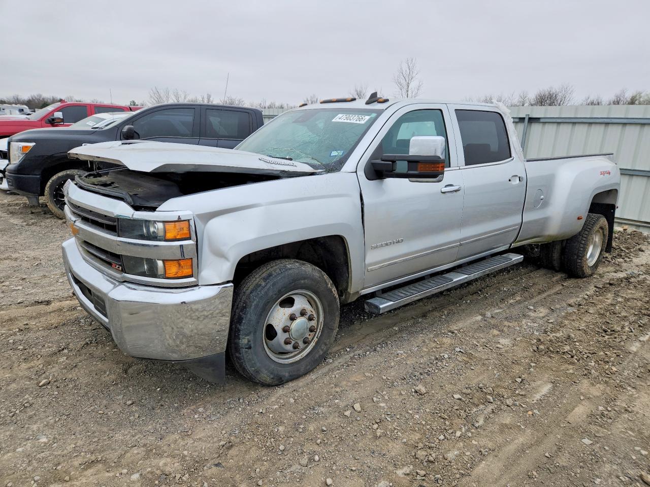 2019 Chevrolet Silverado 3500HD LTZ, VIN 1GC4KXEY5KF154609 — Front end