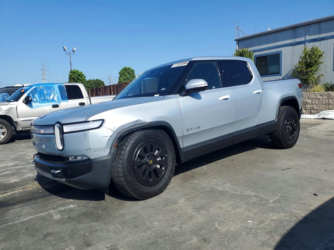2024 Rivian R1T Adventure, VIN 7FCTGBAA4RN032567 — Front end