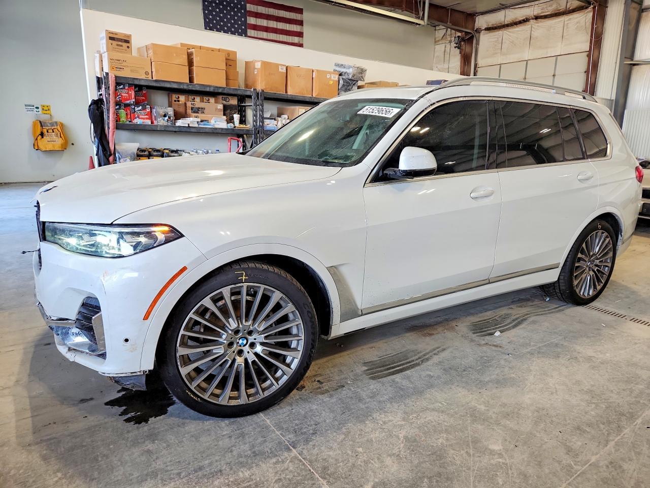 2020 BMW X7 xDrive40i, VIN 5UXCW2C00L9B98678 — Перед