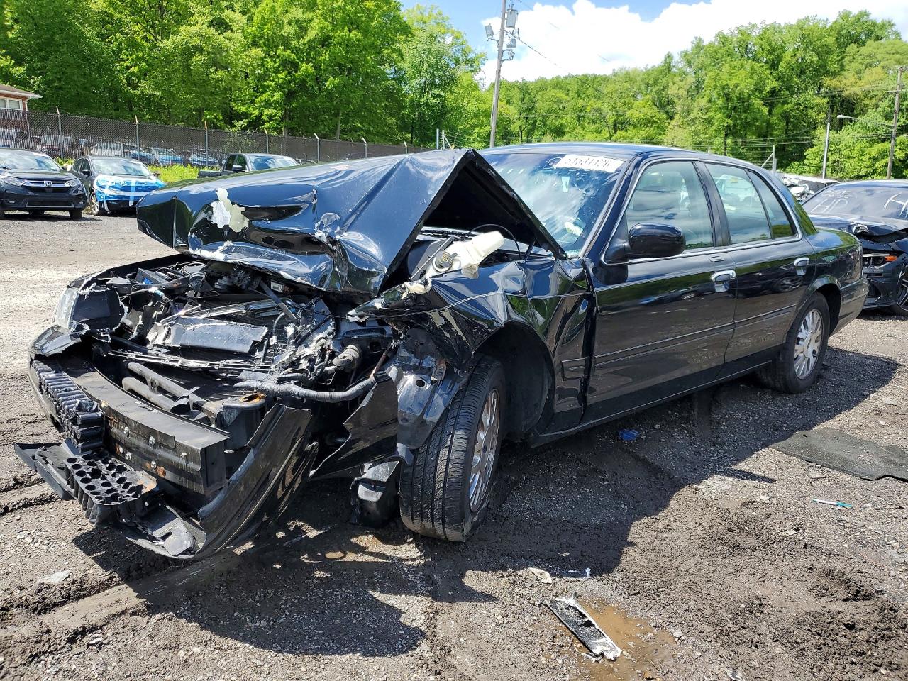 2003 Ford Crown Victoria LX, VIN 2FAFP74W53X143647 — Front end