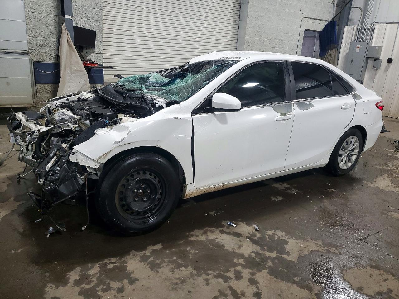 2015 Toyota Camry LE, VIN 4T4BF1FKXFR477396 — Перед