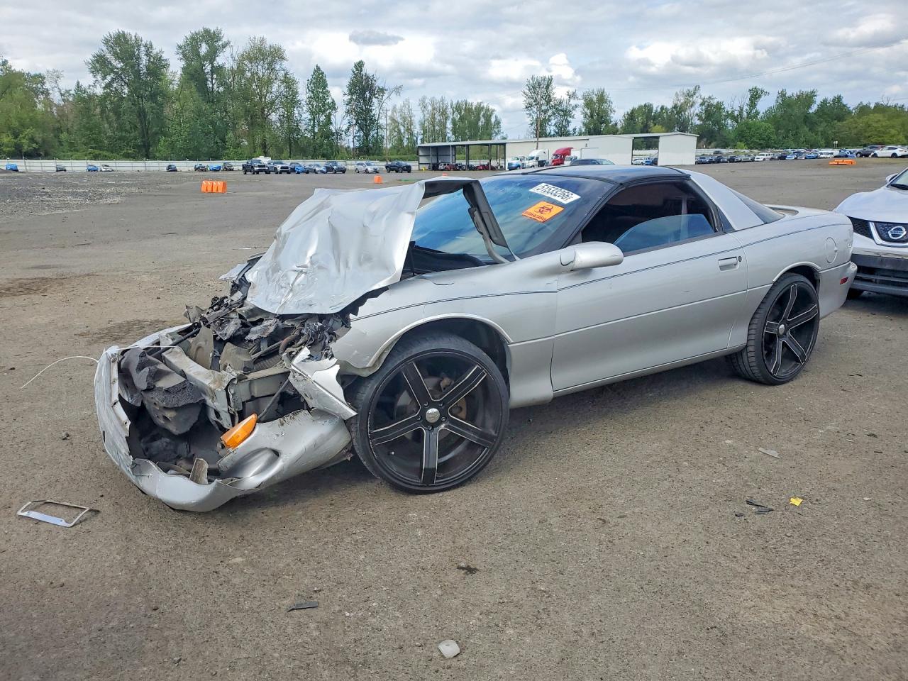 2000 Chevrolet Camaro, VIN 2G1FP22K1Y2162092 — Front end