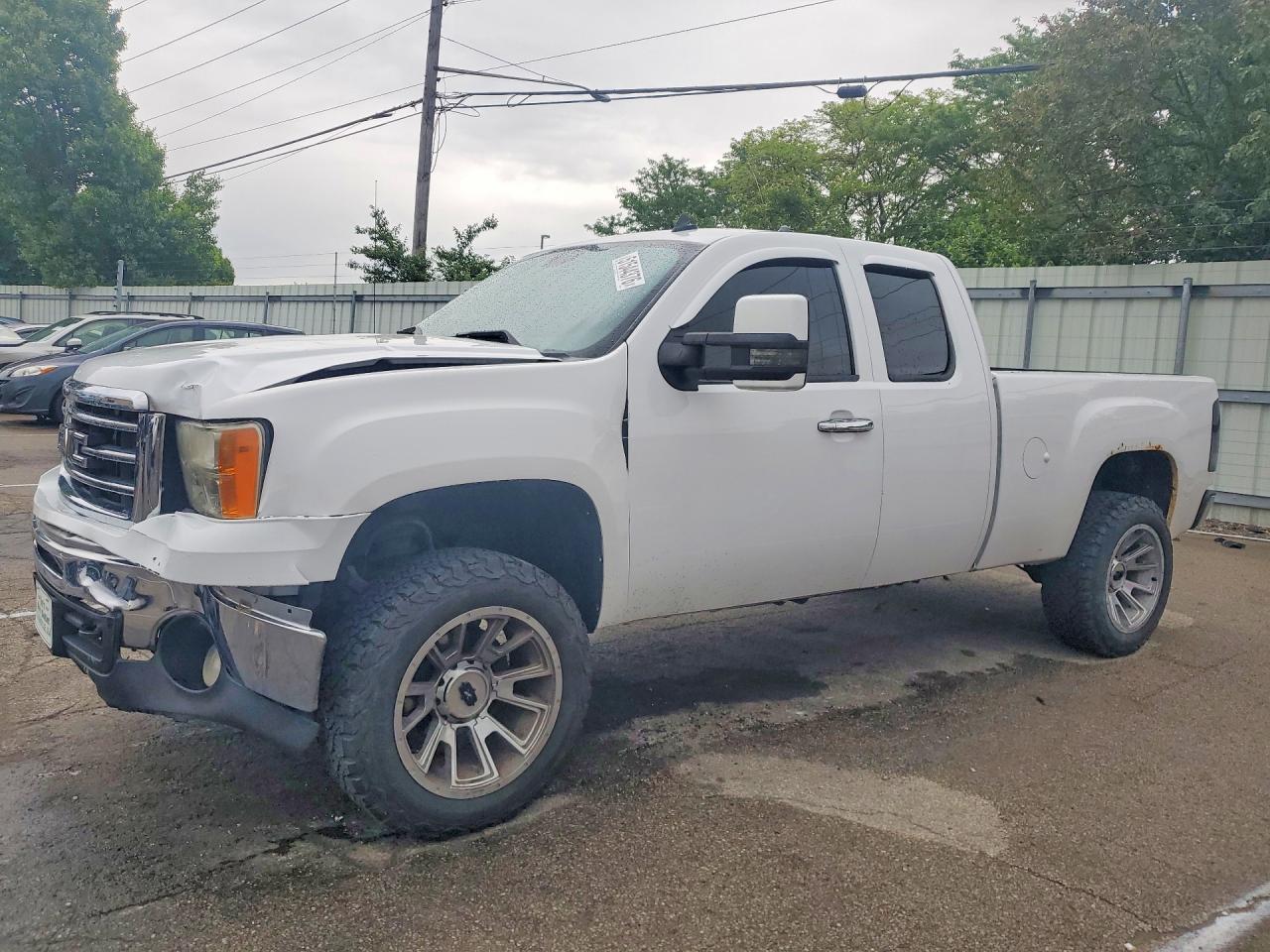 2013 GMC Sierra 1500 SLE, VIN 1GTR2VE7XDZ303826 — Front end