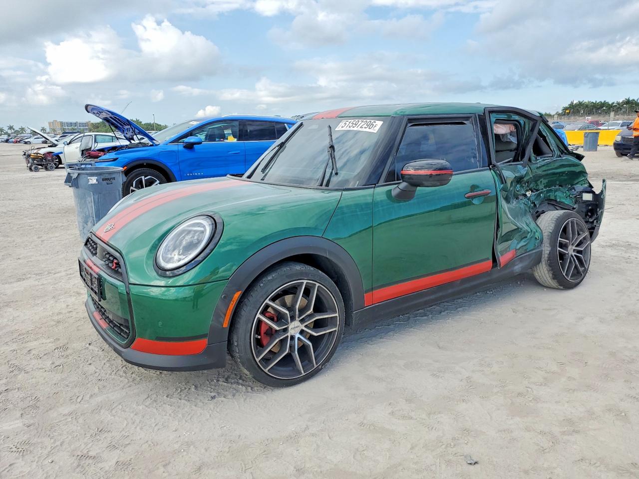 2025 MINI Hardtop 4 Door Cooper S, VIN WMW53GD0XS2W36817 — Зад