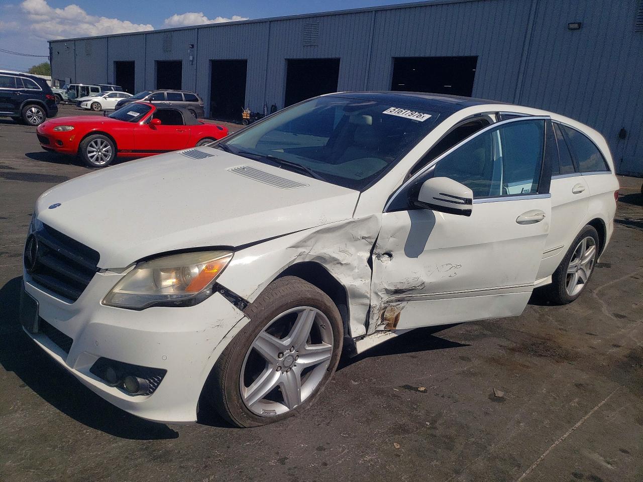 2011 Mercedes-Benz R 350, VIN 4JGCB6FEXBA130230 — Front end