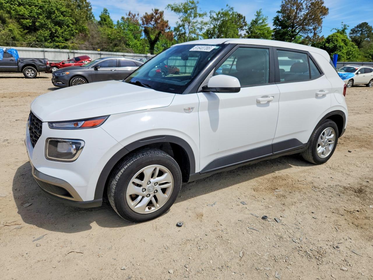 2021 Hyundai Venue SE, VIN KMHRB8A33MU067159 — Перед