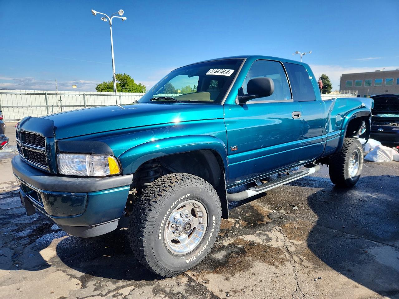 1998 Dodge 2500, VIN 1B7KF23W5WJ221017 — Зад