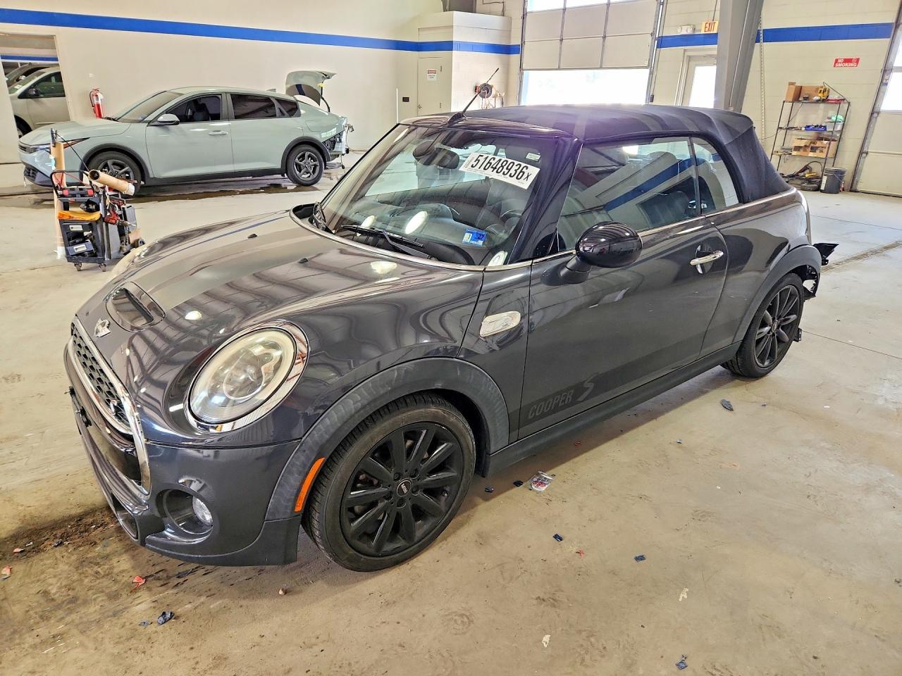 2016 MINI Convertible S, VIN WMWWG9C5XG3A91465 — Зад