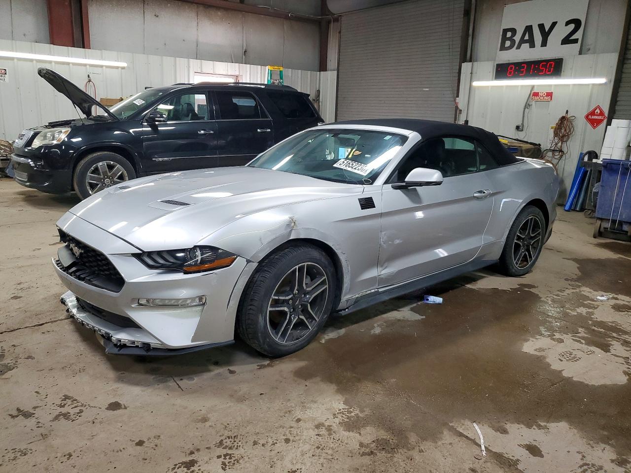 2018 Ford Mustang EcoBoost Premium, VIN 1FATP8UH0J5109799 — Перед