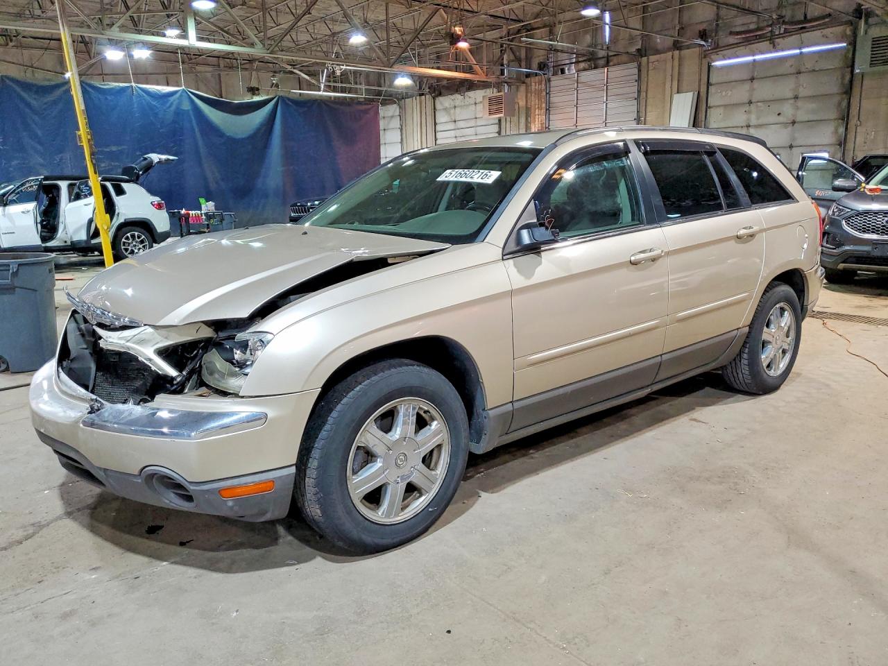2005 Chrysler Pacifica Touring, VIN 2C4GM68435R470209 — Перед
