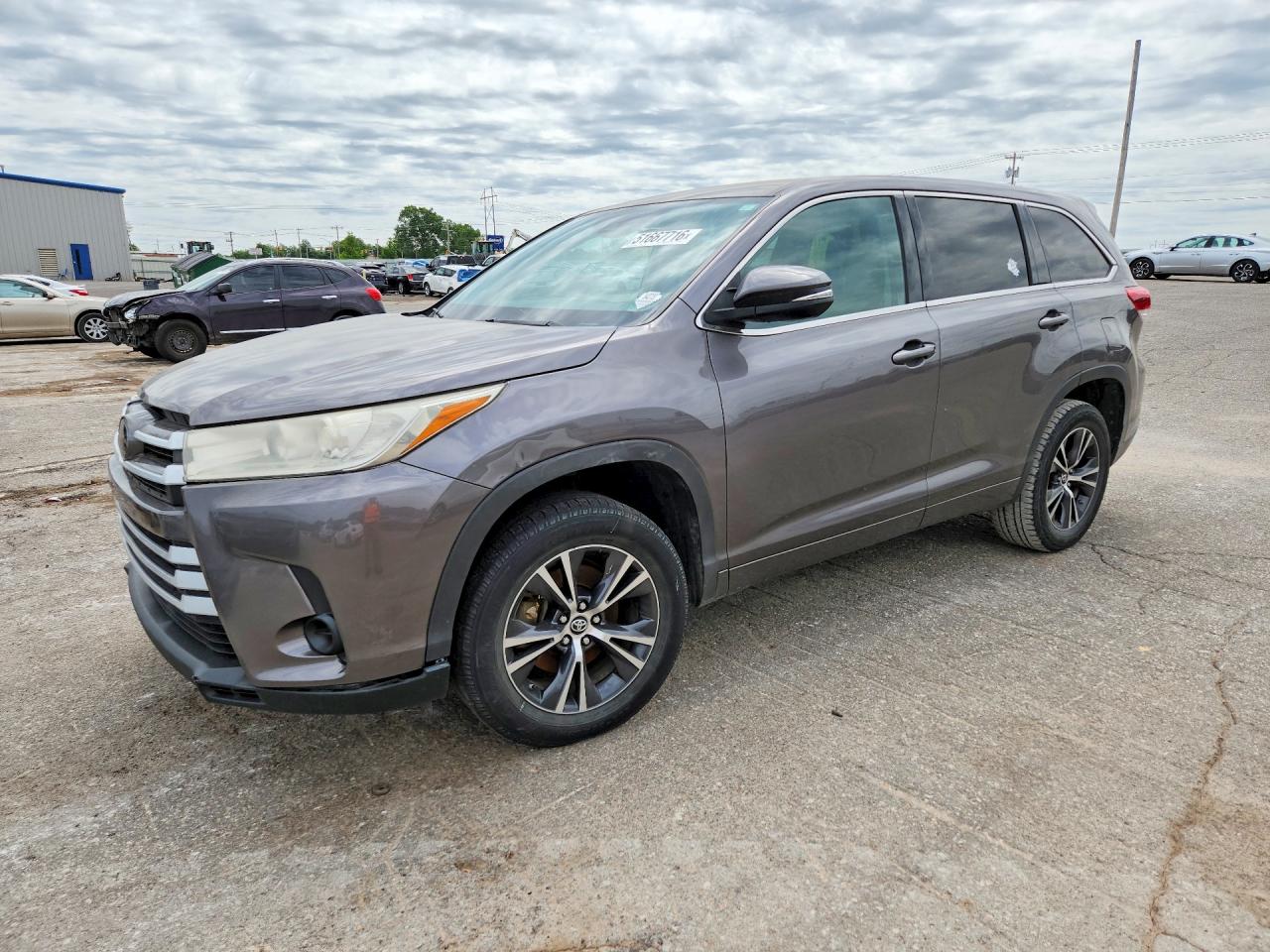 2018 Toyota Highlander LE, VIN 5TDZARFH3JS034471 — Minor dents and scratches