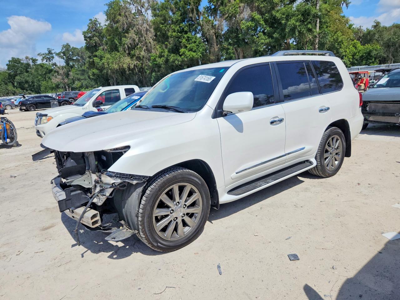 2009 Lexus LX 570, VIN JTJHY00W394027244 — Перед