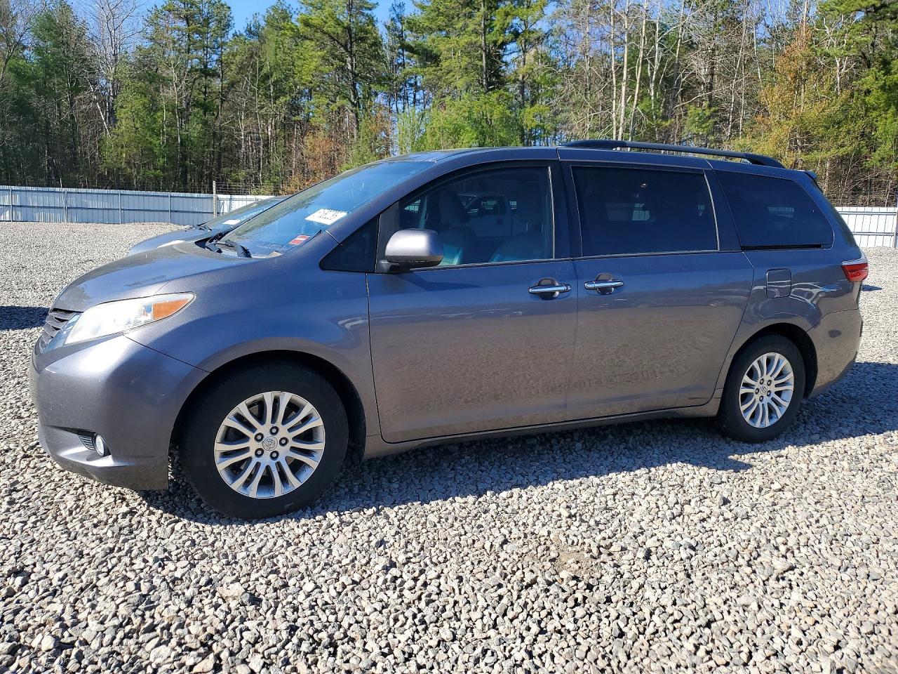 2017 Toyota Sienna XLE, VIN 5TDYZ3DCXHS892233 — Minor dents and scratches