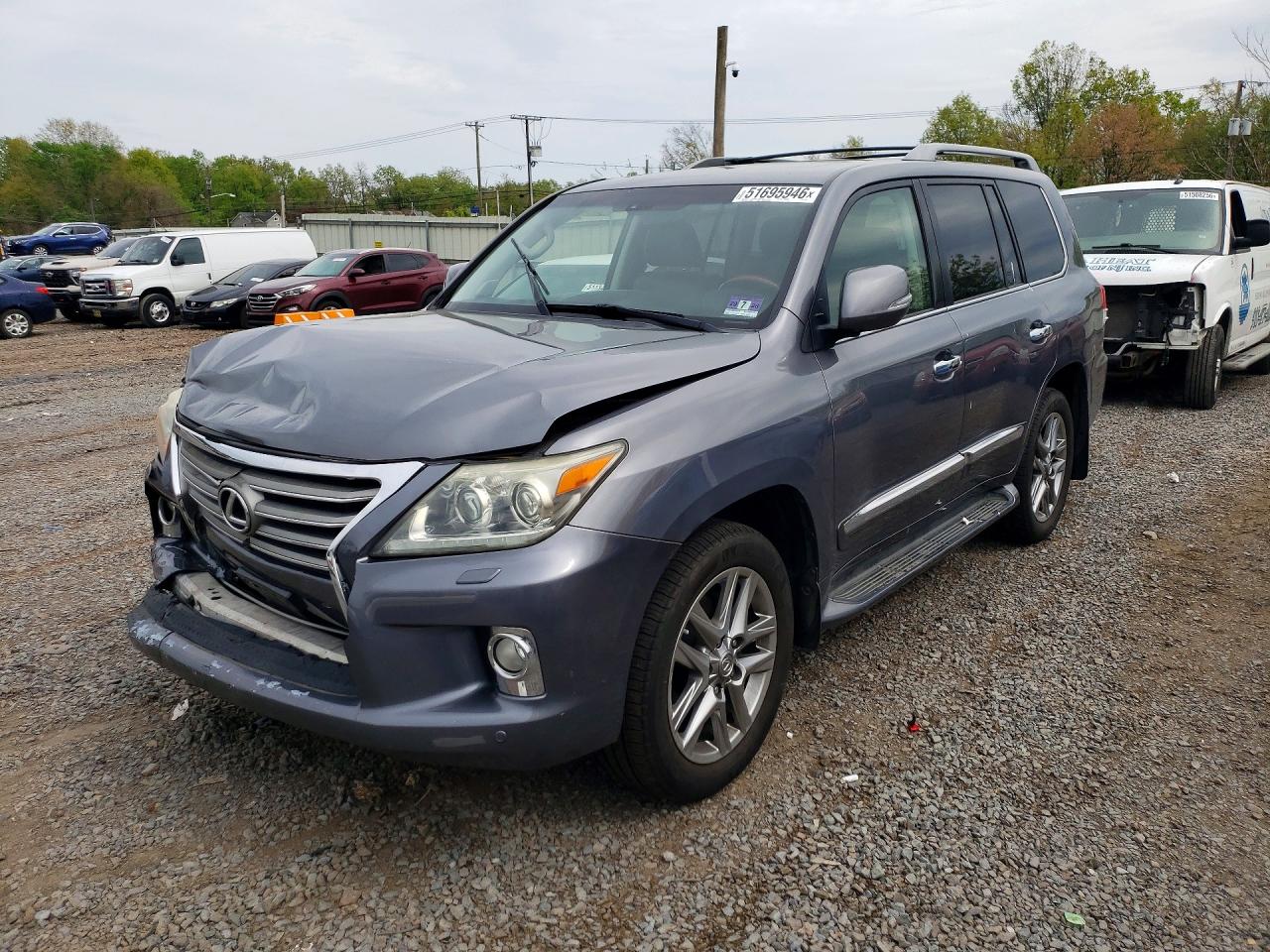2013 Lexus LX 570, VIN JTJHY7AX6D4117917 — Перед