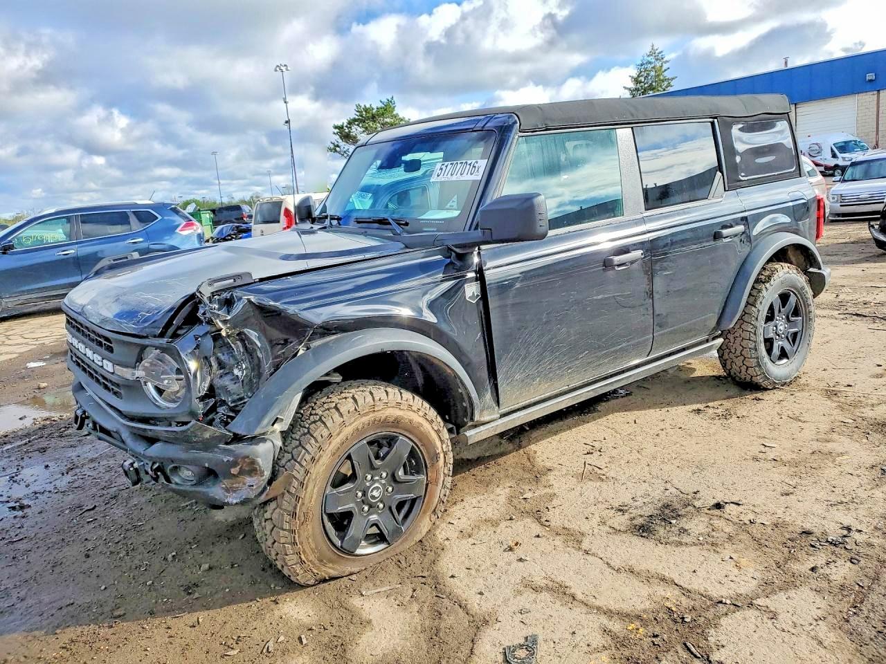 2025 Ford Bronco Big Bend, VIN 1FMEE7BH7SLA93535 — Front end