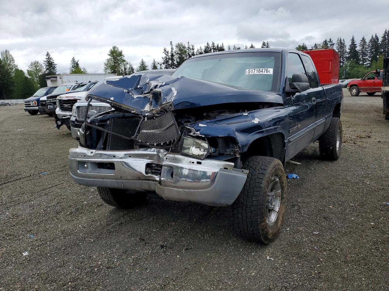 2000 Dodge 2500, VIN 1B7KF23W1YJ156184 — Front end