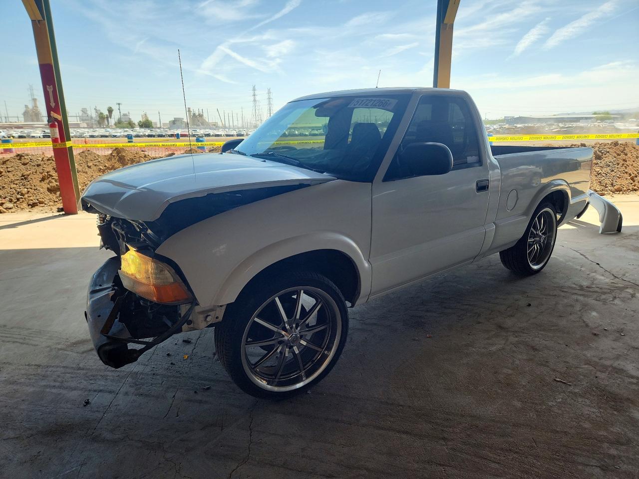 2000 GMC Sonoma SLS 1SE, VIN 1GTCS1441Y8167409 — Front end