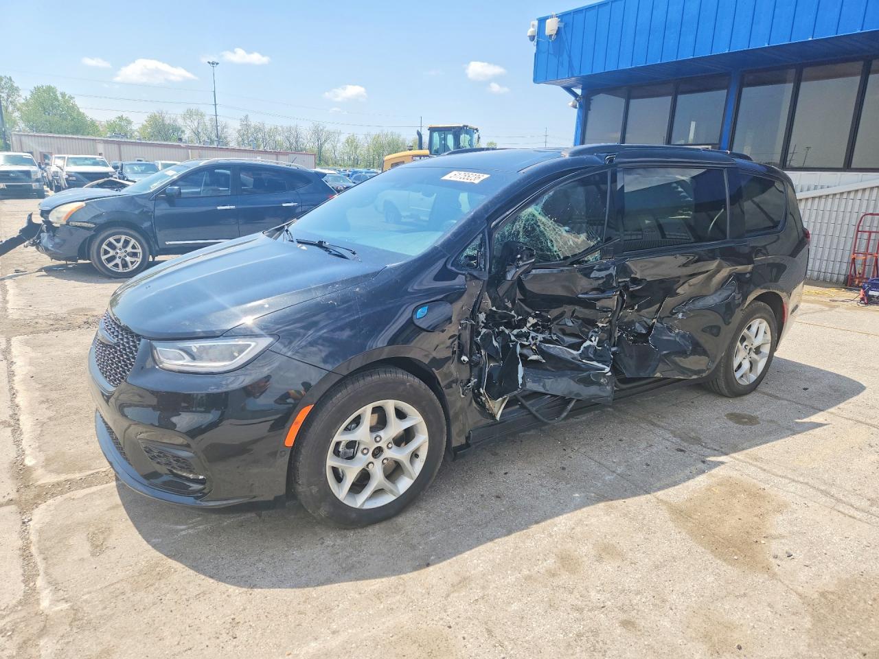 2021 Chrysler Pacifica Hybrid Touring L, VIN 2C4RC1L72MR566945 — Side
