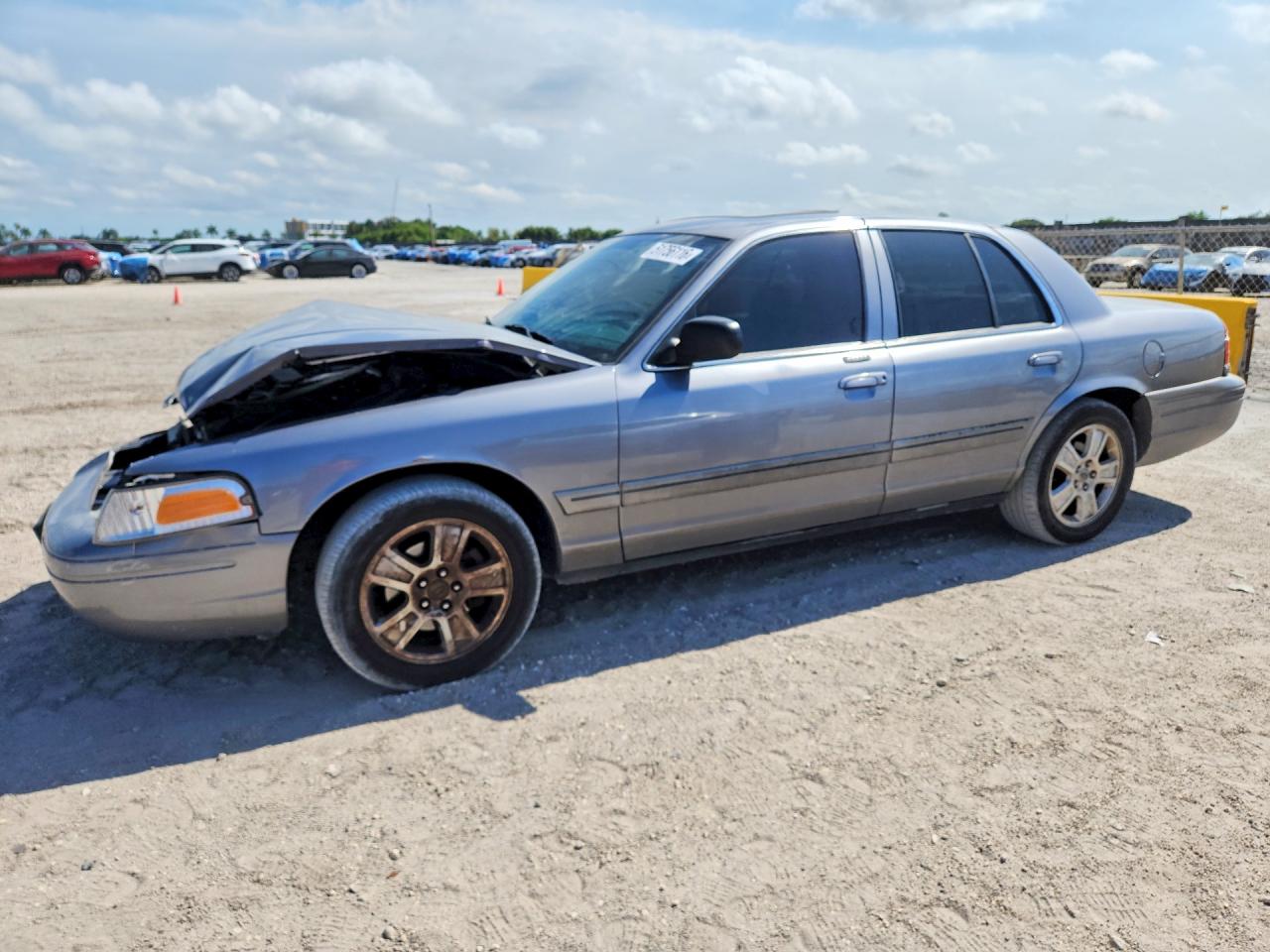 2006 Ford Crown Victoria LX, VIN 2FDHP74V26X130555 — Front end