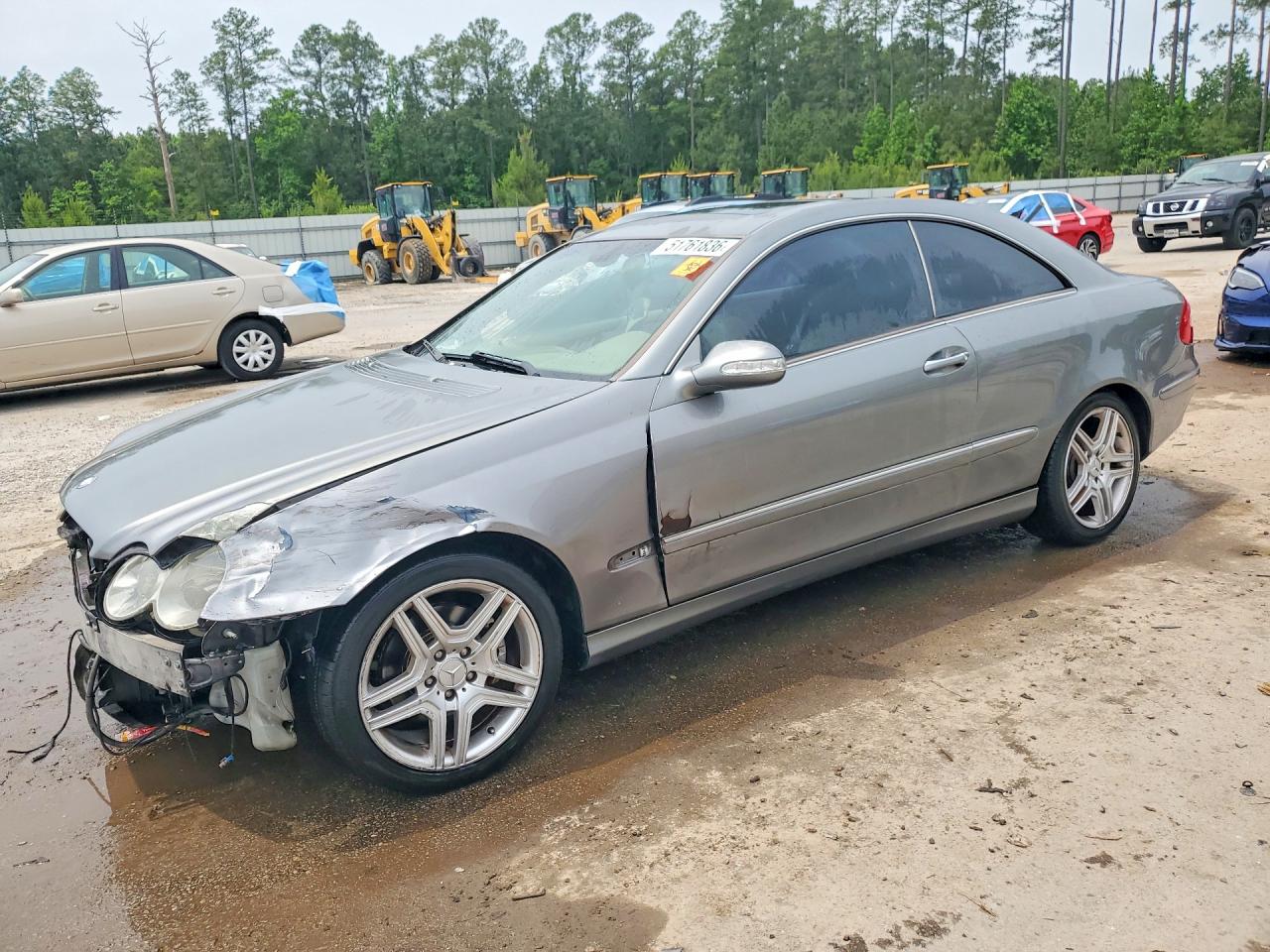 2004 Mercedes-Benz CLK 320, VIN WDBTJ65J44F090575 — Front end