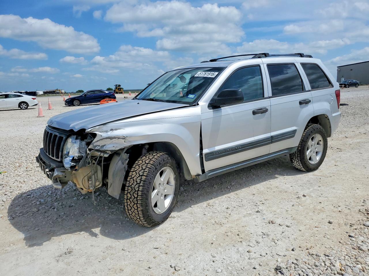 2005 Jeep Grand Cherokee Laredo, VIN 1J4HS48N75C526288 — Front end