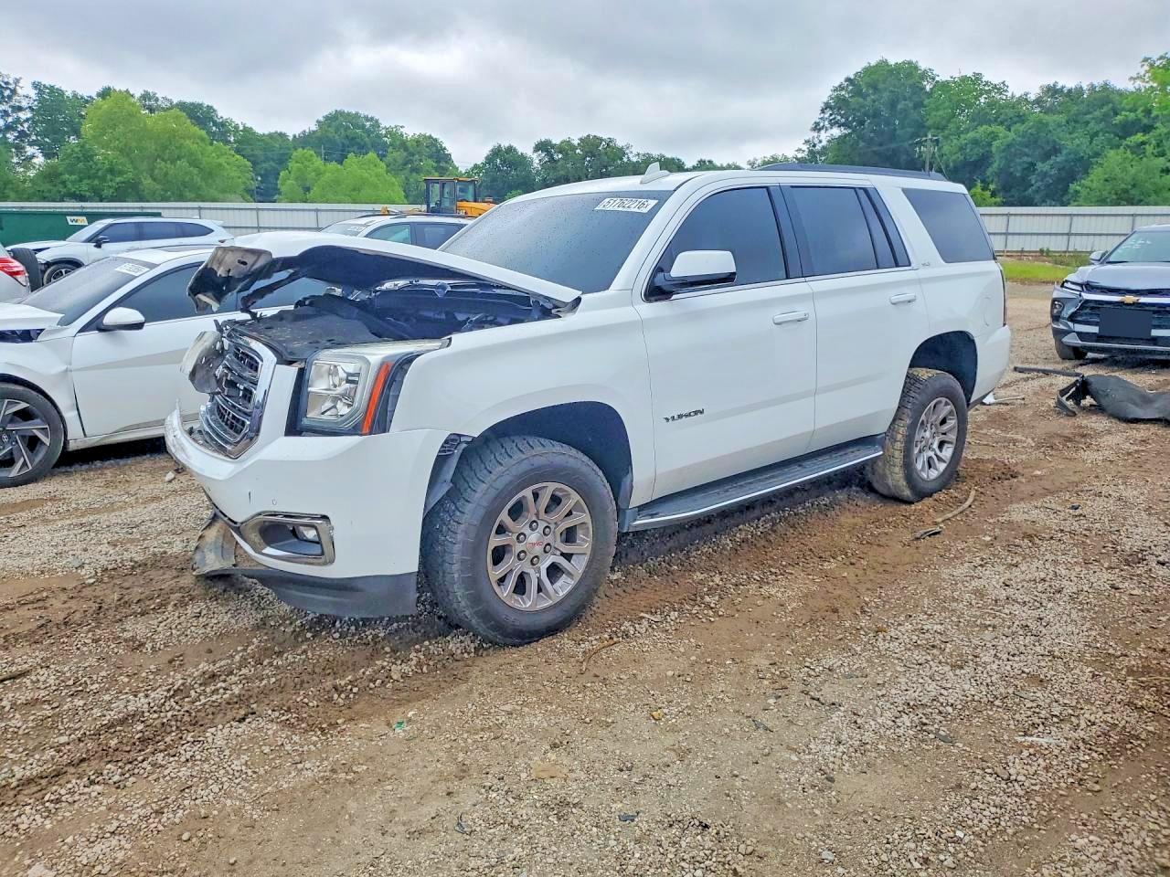 2019 GMC Yukon SLT, VIN 1GKS2BKC2KR184334 — Front end