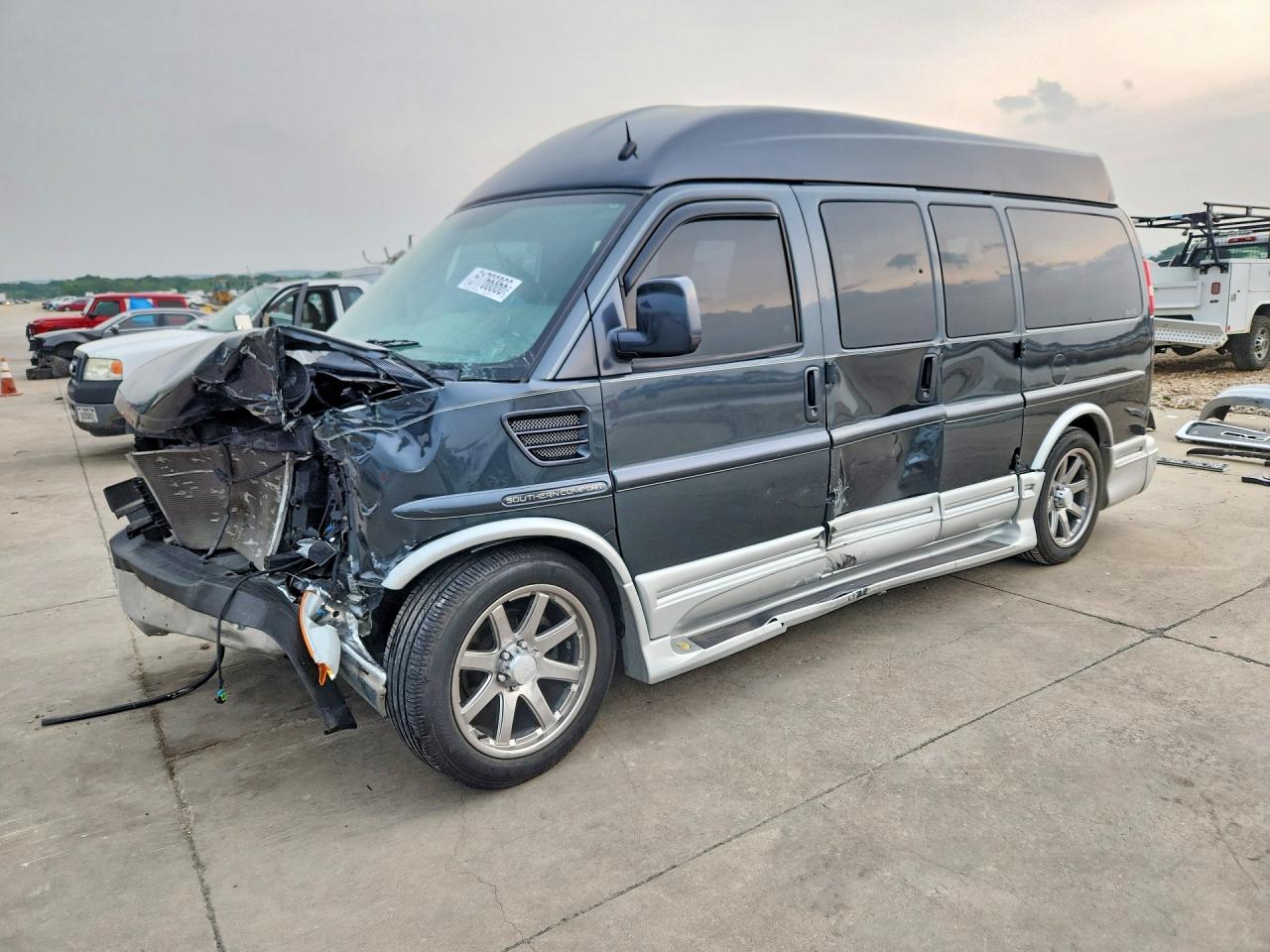 2014 GMC Savana Cargo Upfitter, VIN 1GDS7DC4XE1163679 — Front end