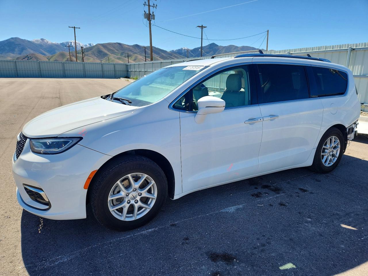 2021 Chrysler Pacifica Touring L, VIN 2C4RC1BG7MR547115 — Side