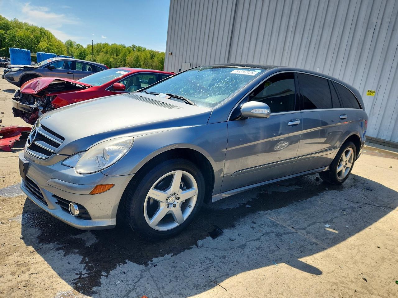 2010 Mercedes-Benz R 350, VIN 4JGCB6FE9AA107343 — Side