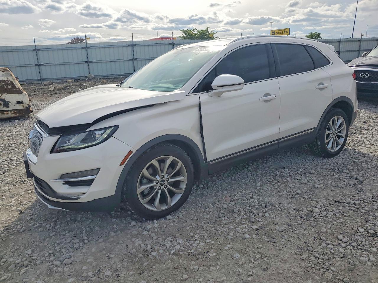 2019 Lincoln MKC Select, VIN 5LMCJ2C93KUL03908 — Front end