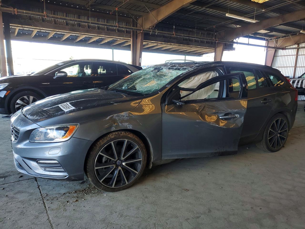 2017 Volvo V60 Dynamic, VIN YV140MEL1H1364360 — Опрокидывание