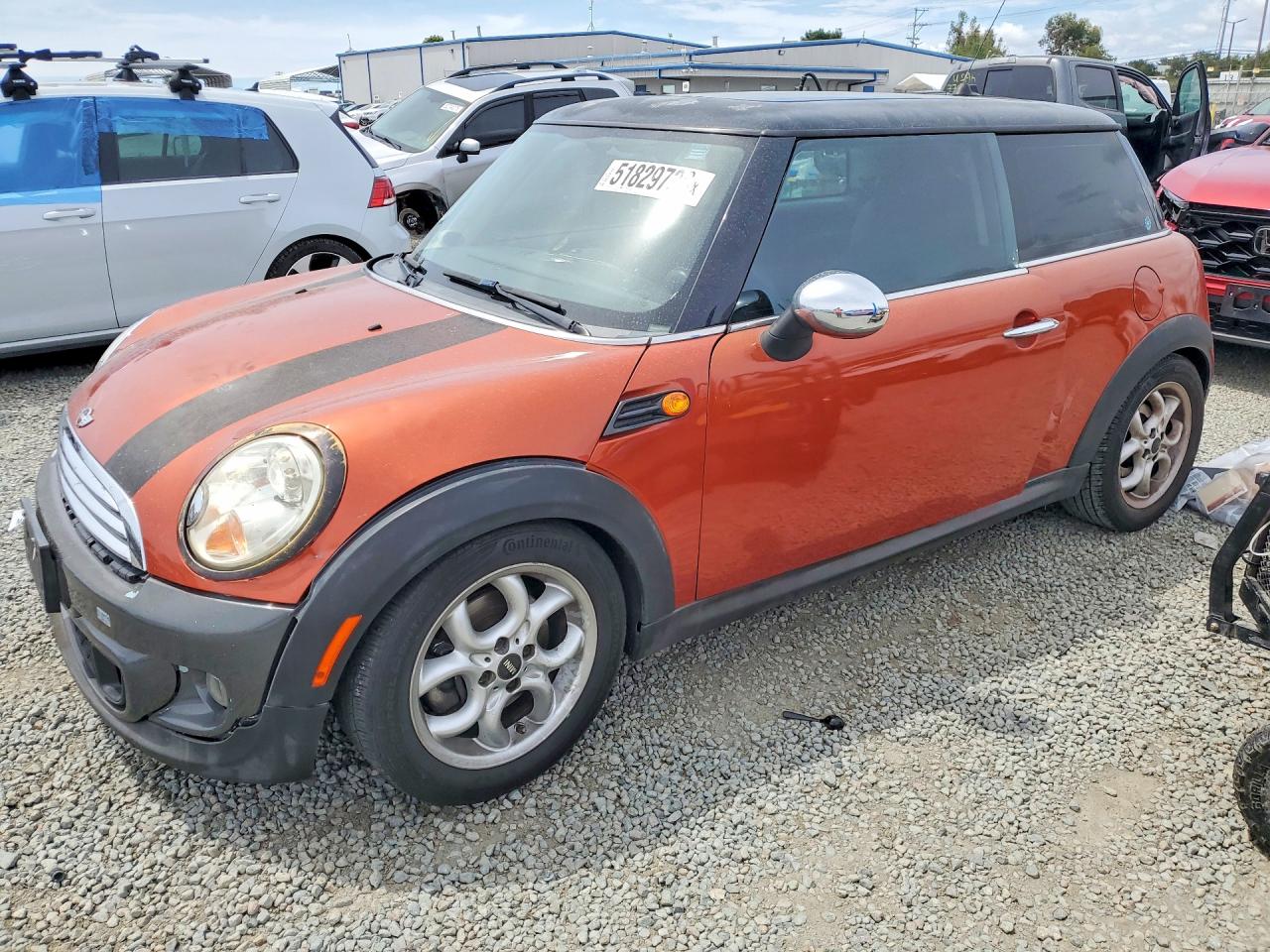 2011 MINI Hardtop, VIN WMWSU3C58BTX96176 — Side