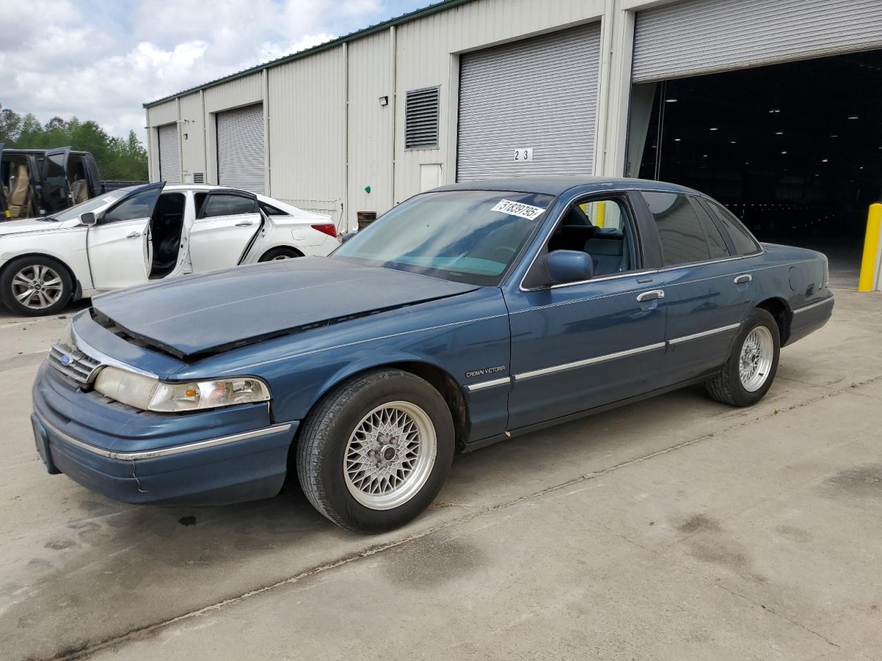 1993 Ford Crown Victoria LX, VIN 2FALP74W7PX166713 — Front end