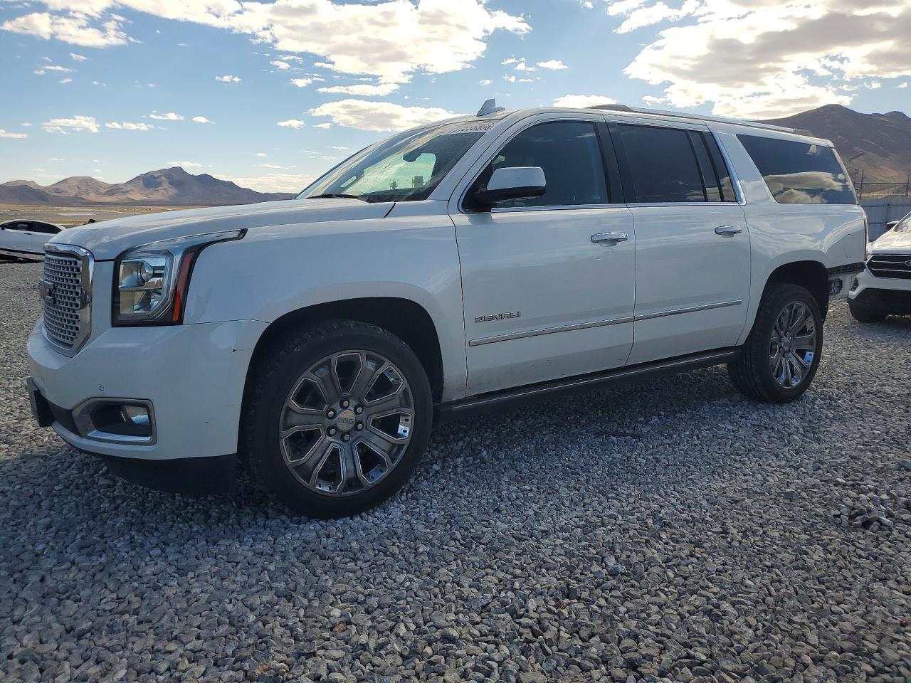 2017 GMC Yukon XL Denali, VIN 1GKS2HKJ0HR249613 — Rear end