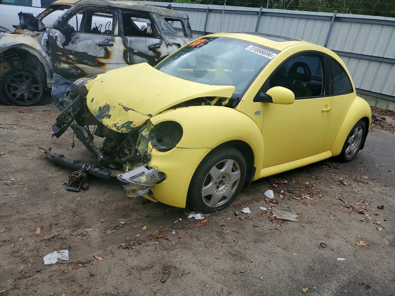 2001 Volkswagen Beetle GLS, VIN 3VWCS21C21M405736 — Front end