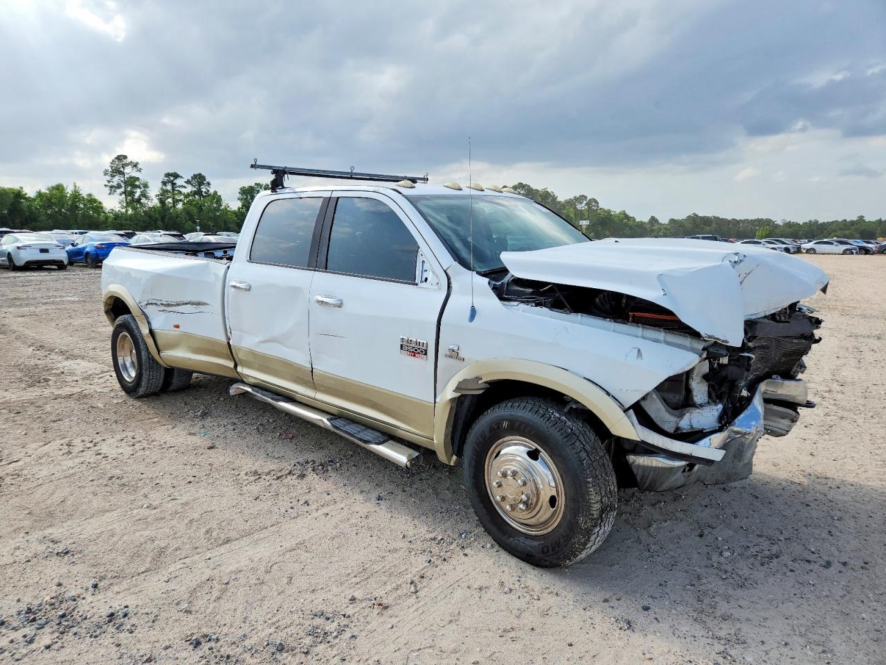 2011 Ram 3500 Laramie, VIN 3D73M4CL8BG514715 — Перед