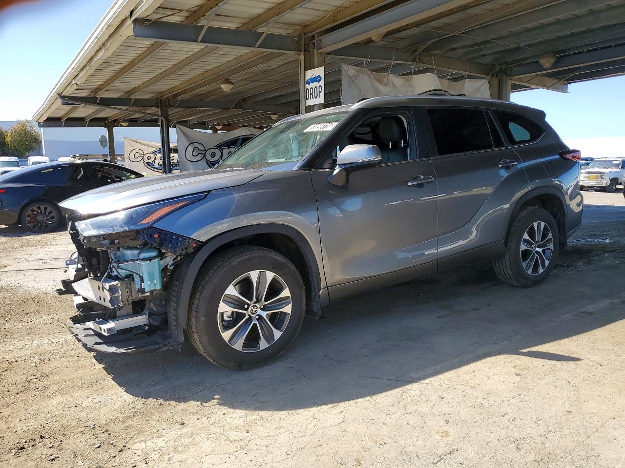 2026 Toyota Highlander XLE, VIN 5TDKDRBH1TS603352 — Front end