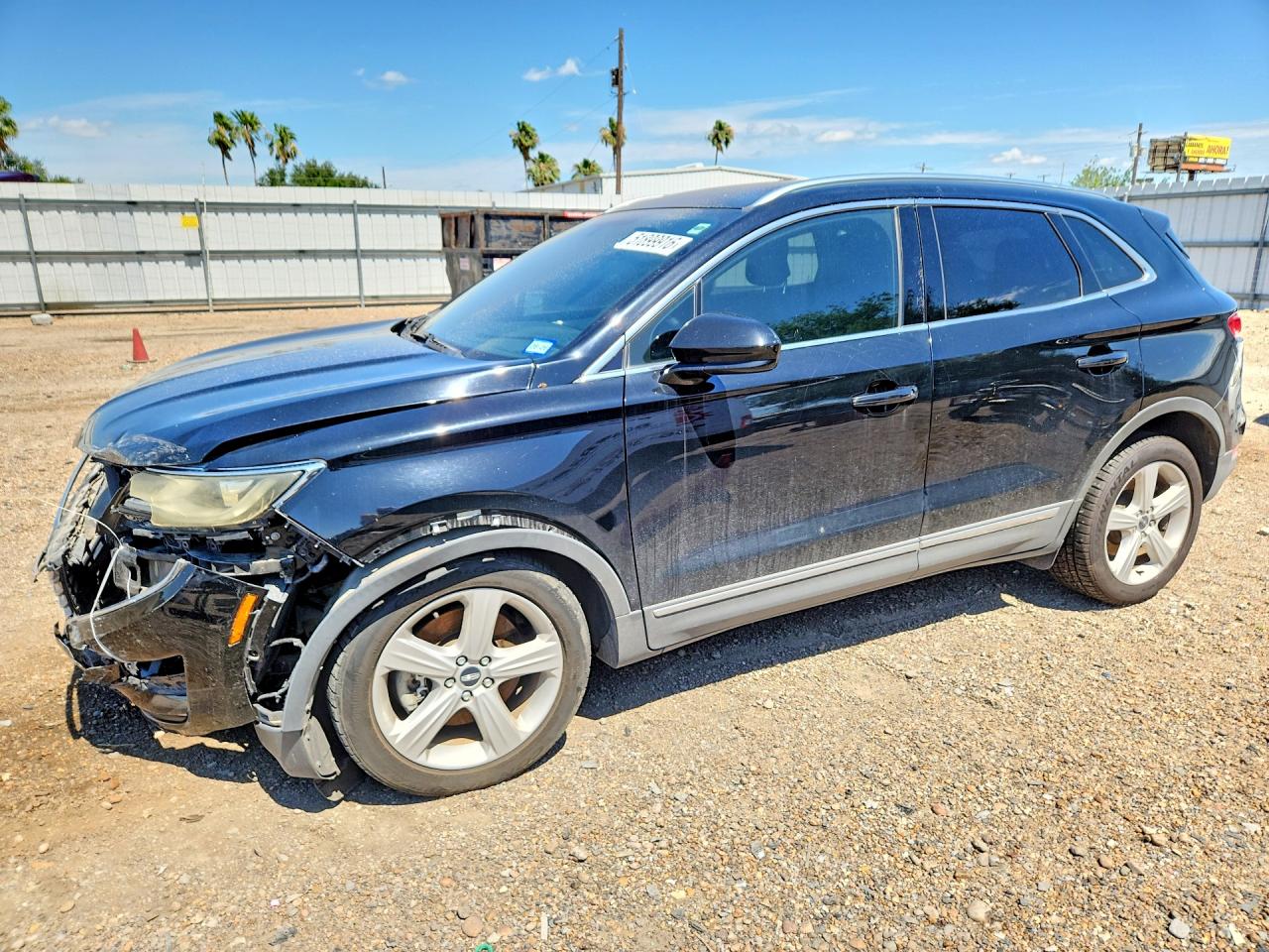 2016 Lincoln MKC Premier, VIN 5LMCJ1C91GUJ28415 — Front end
