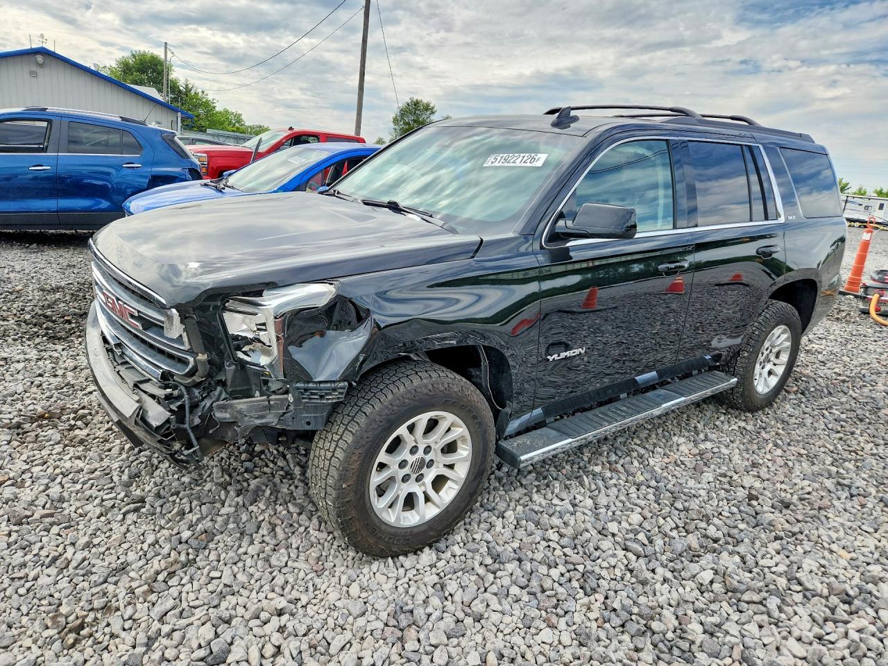 2017 GMC Yukon SLT, VIN 1GKS2BKC8HR135924 — Front end
