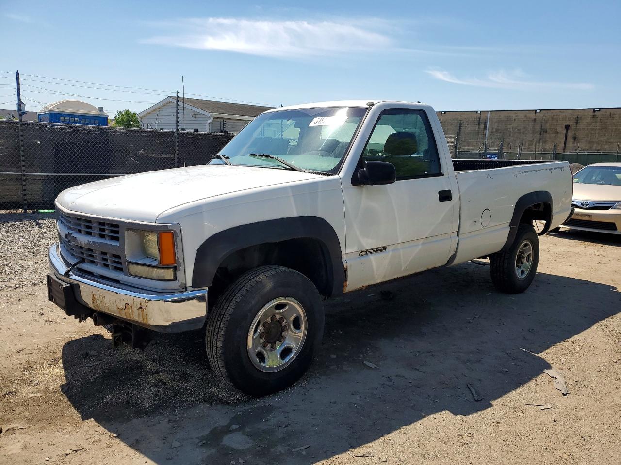 2000 Chevrolet Silverado 2500, VIN 1GCGK24R8YR118222 — Normal wear