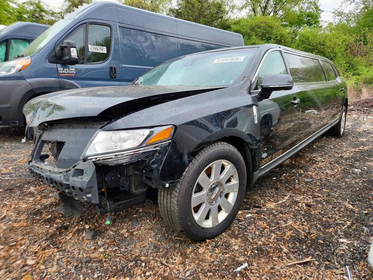 2019 Lincoln MKT, VIN 2L1MJ5LTXKBL01732 — Front end
